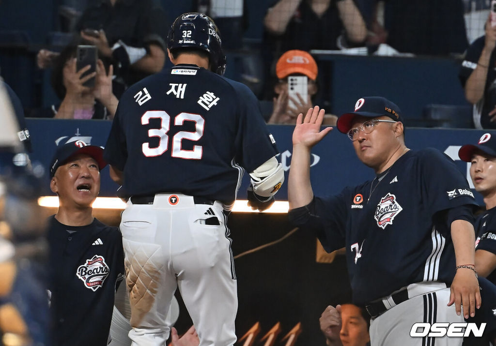 5일 창원NC파크에서 2025 신한 SOL 뱅크 KBO 리그 NC 다이노스와 두산 베어스의 경기가 열렸다. 홈팀 NC는 로건이, 방문팀 두산은 잭로그가 선발 출전했다. 두산 베어스 김재환이 연장 10회초 1사 3루 우월 2점 홈런을 치고 하이파이브를 하고 있다. 2025.09.05 / foto0307@osen.co.kr