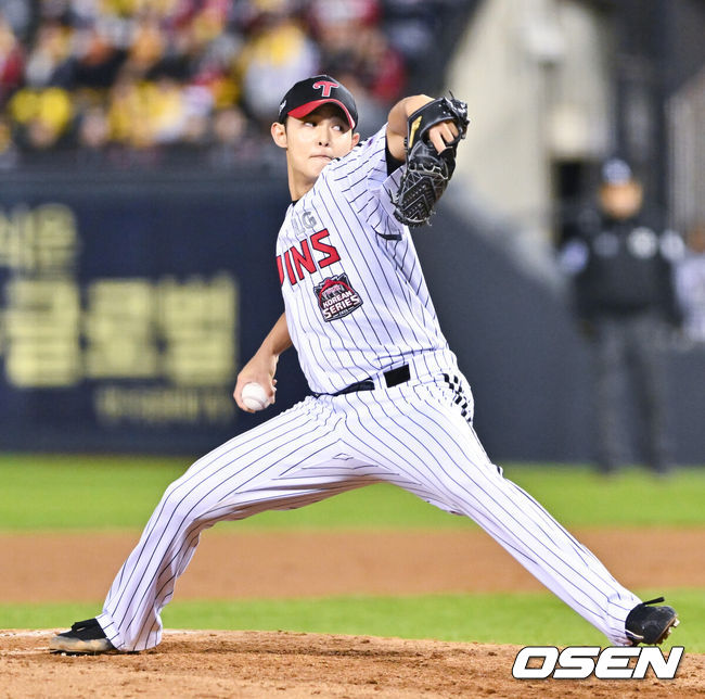 [OSEN=잠실, 박준형 기자] 27일 오후 서울 잠실야구장에서 2025 신한 SOL Bank KBO리그 포스트시즌 한국시리즈 2차전 LG 트윈스와 한화 이글스의 경기가 열렸다.LG는 임찬규, 한화는 류현진을 선발 투수로 내세웠다.4회초 LG 김영우 투수가 역투하고 있다.  2025.10.27 / soul1014@osen.co.kr