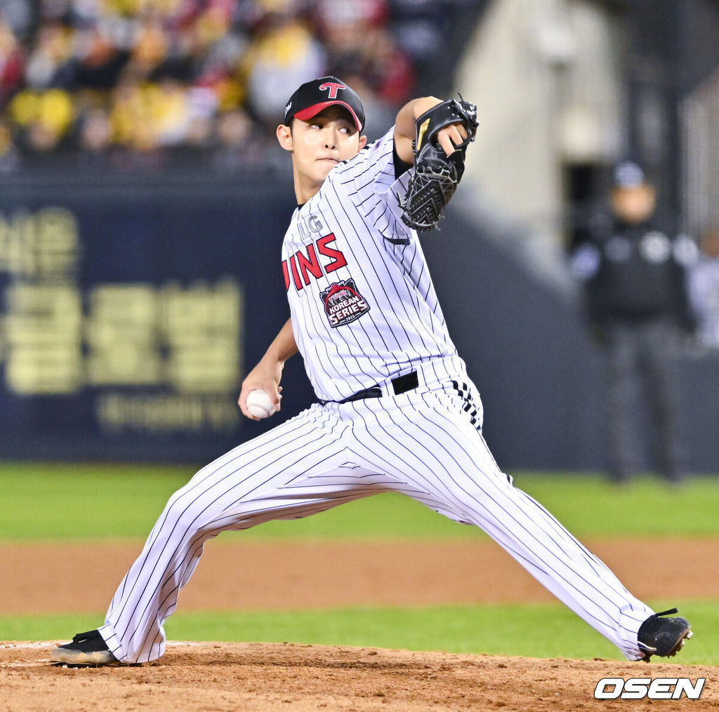 27일 오후 서울 잠실야구장에서 2025 신한 SOL Bank KBO리그 포스트시즌 한국시리즈 2차전 LG 트윈스와 한화 이글스의 경기가 열렸다.LG는 임찬규, 한화는 류현진을 선발 투수로 내세웠다.4회초 LG 김영우 투수가 역투하고 있다. 2025.10.27 / soul1014@osen.co.kr