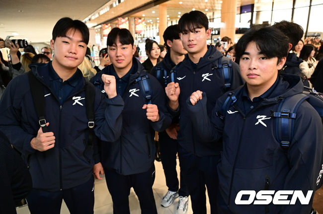 [OSEN=김포공항, 조은정 기자]류지현 감독이 이끄는 대한민국 야구 대표팀이 12일 김포국제공항을 통해 일본 도쿄로 출국했다.대표팀은 오는 15~16일 양일에 걸쳐 도쿄돔에서 일본 대표팀과 평가전 2경기를 치른다. 정우주, 배찬승, 김영우, 문현빈이 포즈를 취하고 있다. 2025.11.12 /cej@osen.co.kr