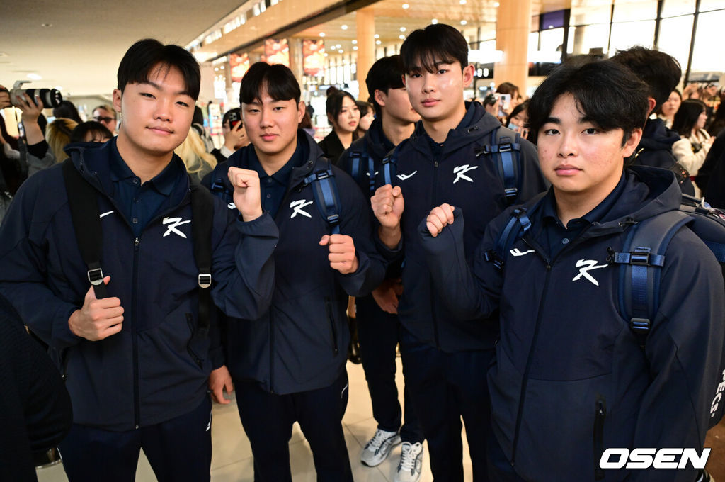 류지현 감독이 이끄는 대한민국 야구 대표팀이 12일 김포국제공항을 통해 일본 도쿄로 출국했다.대표팀은 오는 15~16일 양일에 걸쳐 도쿄돔에서 일본 대표팀과 평가전 2경기를 치른다. 정우주, 배찬승, 김영우, 문현빈이 포즈를 취하고 있다. 2025.11.12 /cej@osen.co.kr