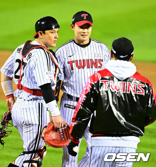 [OSEN=잠실, 지형준 기자] 27일 오후 서울 잠실야구장에서 2025 신한 SOL Bank KBO리그 포스트시즌 한국시리즈 2차전 LG 트윈스와 한화 이글스의 경기가 열렸다.LG는 임찬규, 한화는 류현진을 선발 투수로 내세웠다.4회초 2사 만루에서 LG 김영우가 한화 문현빈에 밀어내기 볼넷을 허용하며 교체되고 있다. 2025.10.27 /jpnews@osen.co.kr