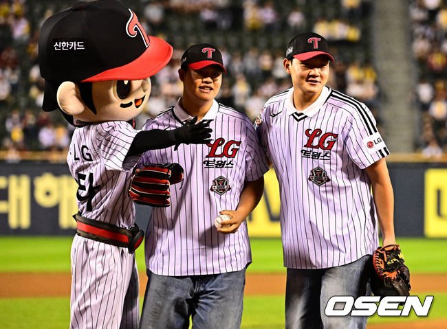 [OSEN=잠실, 지형준 기자] 1일 서울 잠실구장에서 ‘2025 신한 SOL Bank KBO리그’ LG 트윈스와 NC 다이노스의 경기가 열렸다. LG는 우승 매직넘버 ‘1’을 남겨두고 있다. 2026년 신인 2라운드 박준성(왼쪽)이 시구, 1라운드 양우진이 시포를 마치며 인사를 있다. 2025.10.01 /jpnews@osen.co.kr