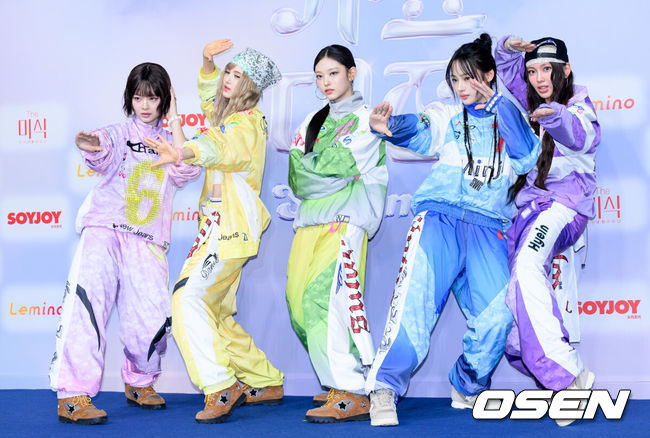 [OSEN=이대선 기자] 21일 오후 인천 영종도 인스파이어 아레나에서 ‘2024 SBS 가요대전 서머(2024 SBS 가요대전 Summer)’ 블루카펫 행사가 열렸다.‘2024 SBS 가요대전 Summer’는 잔나비를 비롯해 NCT 127, 온앤오프, Stray Kids, (여자)아이들, 투모로우바이투게더, 이영지, CRAVITY, WOOAH, STAYC, 엔하이픈, NMIXX, IVE, 르세라핌, 뉴진스, xikers, KISS OF LIFE, ZEROBASEONE, NCT WISH, 아일릿까지 총 20팀의 아티스트가 출연한다.그룹 뉴진스가 블루카펫을 밟고 있다. 2024.07.21 /sunday@osen.co.kr