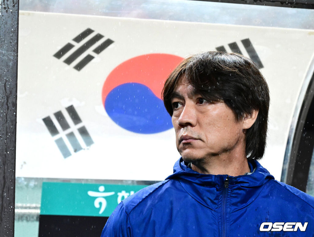 세계의 벽은 높았다. 결과는 0-5 대패였다.홍명보 감독이 이끄는 대한민국 남자 축구 국가대표팀은 10일 서울월드컵경기장에서 '세계 최강' 브라질을 상대로 A매치 평가전을 치러 이스테방(첼시)과 호드리구(레알 마드리드)에게 나란히 2골을 허용하면서 0-5로 대패했다.한국 손흥민이 선발 출전하며 대한민국 남자 축구대표팀 최다 출장 기록을 새로 썼다. A매치 통산 출전 수는 137경기.한국 홍명보 감독이 경기를 준비하고 있다. 2025.10.10 /jpnews@osen.co.kr