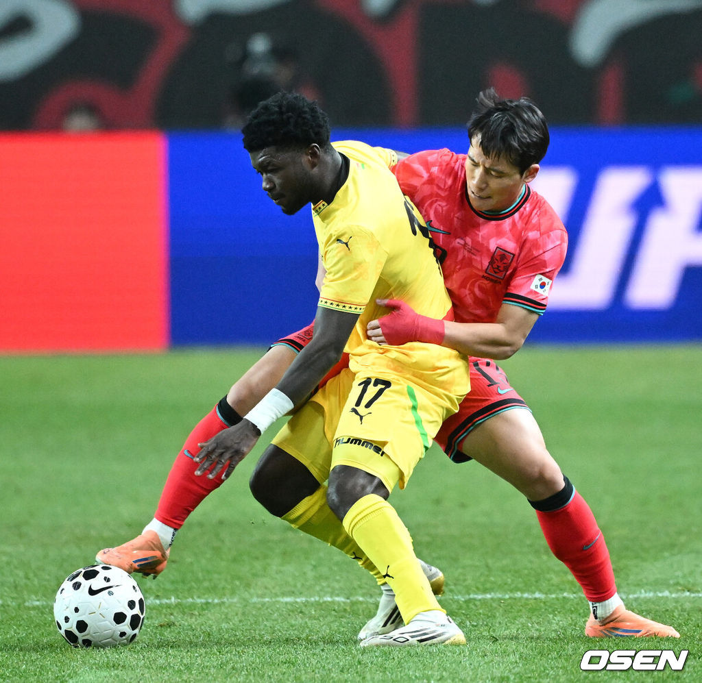 홍명보 감독이 이끄는 대한민국 축구대표팀이 18일 오후 서울월드컵경기장에서 아프리카 강호 가나와 평가전을 가졌다.홍명보호의 2025년의 끝을 장식할 경기다. 내달 2026 국제축구연맹(FIFA) 북중미 월드컵 조 추첨을 앞두고 열리는 마지막 평가전이기도 하다. 현재 한국은 가나전 결과와 상관없이 사실상 월드컵 포트 2가 확정된 상태다. 아프리카 예선을 뚫고 북중미행에 성공한 가나는 FIFA 랭킹 73위다. 22위 한국보다는 51계단 낮다. 하지만 통산 전적에서 4승 3패로 한국보다 우위다. 전반 대한민국 이태석이 수비를 하고 있다. 2025.11.18 /sunday@osen.co.kr