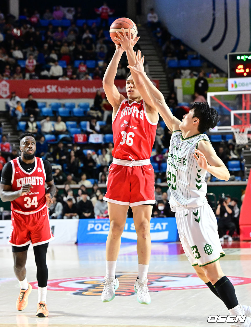 19일 오후 서울 잠실학생체육관에서 2025-2026 LG전자 프로농구 서울 SK와 원주 DB의 경기가 열렸다.SK는 17승 13패 4위, 8연승에 도전하는 DB는 20승 10패 2위를 기록중이다.4쿼터 SK 다니엘이 슛을 성공시키고 있다. 2026.01.13/ jpnews@osen.co.kr