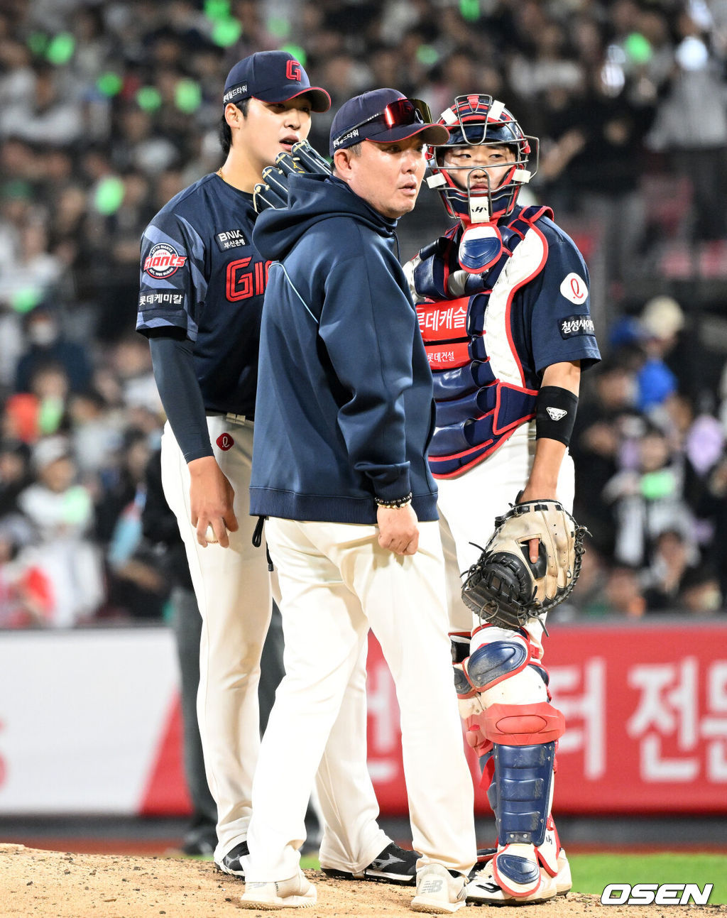 11일 오후 수원 KT위즈파크에서 2025 신한 SOL Bank KBO리그 KT 위즈와 롯데 자이언츠의 더블헤더 2차전 경기가 열렸다.KT는 오원석, 롯데는 이민석을 선발 투수로 내세웠다.6회말 2사 만루에서 그라운드를 방문한 롯데 주형광 코치가 이민석과 이야기를 나누고 있다. 2025.05.11 /sunday@osen.co.kr