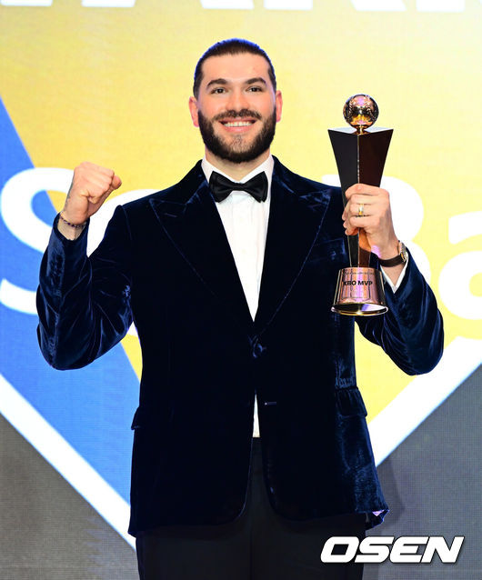 [OSEN=지형준 기자] 24일 오후 서울 잠실 롯데호텔 월드 크리스탈볼룸에서 ‘2025 신한 SOL뱅크 KBO 시상식’이 열렸다.예상대로였다. 한화 이글스 코디 폰세(31)가 2025시즌 MVP로 선정됐다.&nbsp;폰세는&nbsp;기자단 투표 124표 중 96표(76%)를 얻어 23표에 그친 르윈 디아즈(삼성)를 제치고 수상했다. SSG&nbsp;앤더슨, 삼성 후라도, NC 라일리, KT 안현민, 롯데 레이예스가 각각 1표식 얻었다. 폰세는&nbsp;부상으로 The Kia EV6 전기차를 부상으로 받았다.&nbsp;MVP 한화 폰세가 트로피에 키스를 하고 있다. 2025.11.24 /jpnews@osen.co.kr