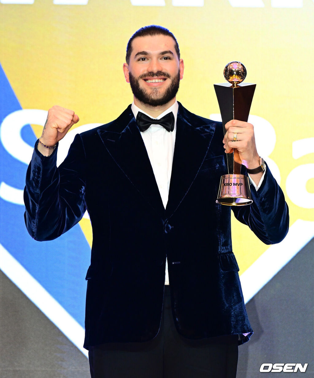 24일 오후 서울 잠실 롯데호텔 월드 크리스탈볼룸에서 ‘2025 신한 SOL뱅크 KBO 시상식’이 열렸다.예상대로였다. 한화 이글스 코디 폰세(31)가 2025시즌 MVP로 선정됐다. 폰세는 기자단 투표 124표 중 96표(76%)를 얻어 23표에 그친 르윈 디아즈(삼성)를 제치고 수상했다. SSG 앤더슨, 삼성 후라도, NC 라일리, KT 안현민, 롯데 레이예스가 각각 1표식 얻었다. 폰세는 부상으로 The Kia EV6 전기차를 부상으로 받았다. MVP 한화 폰세가 트로피에 키스를 하고 있다. 2025.11.24 /jpnews@osen.co.kr