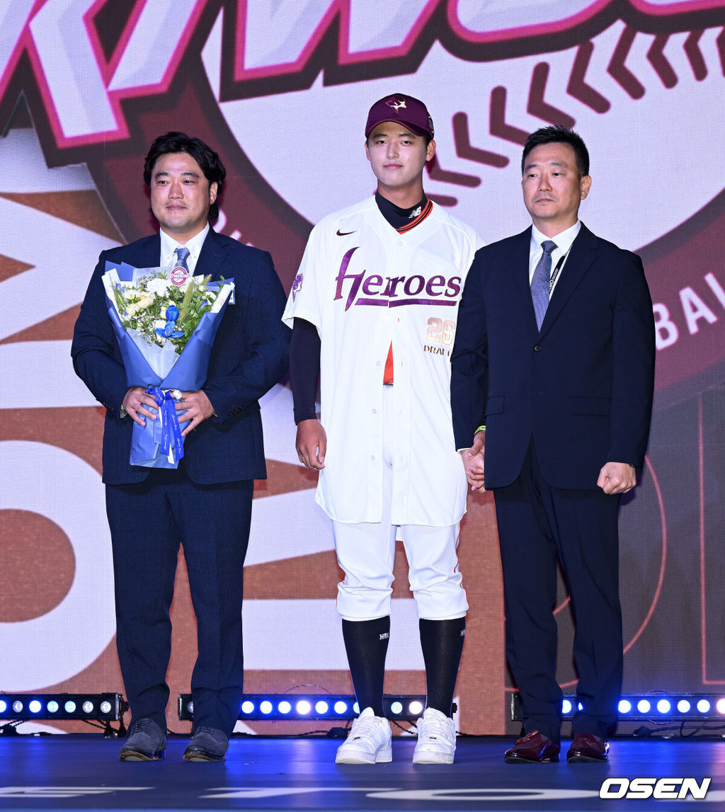 17일 오후 7일 오후 서울 롯데호텔 월드에서 ‘2026 KBO 신인 드래프트’가 열렸다.이번 드래프트는 전면 드래프트 방식으로 총 11라운드에 걸쳐 진행된다. 대상자는 총 1천261명으로, 고등학교 졸업 예정자 930명, 대학교 졸업 예정자 216명, 얼리 드래프트 신청자 51명, 해외 아마추어·프로 출신 선수 19명이다. 이 중 최대 110명이 KBO 10개 구단의 부름을 받게 된다.키움에 지명된 북일고 박준현이 기념촬영을 하고 있다. 2025.09.17 /sunday@osen.co.kr