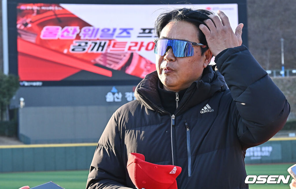 13일 울산 문수야구장에서 울산 웨일즈 트라이아웃이 열렸다. 정원 35명 모집에 무려 230명이 지원한 KBO 퓨처스리그 최초의 시민구단 울산 웨일즈는 13·14일 이틀간의 트라이아웃을 거쳐 15일 합격자를 발표한다.울산 웨일즈 장원진 감독이 트라이아웃에서 인터뷰를 하고 있다. 2026.01.13 / foto0307@osen.co.kr