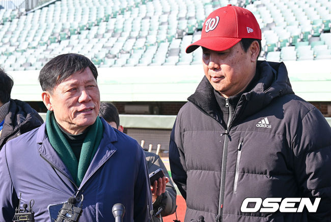 [OSEN=울산, 이석우 기자] 13일 울산 문수야구장에서 울산 웨일즈 트라이아웃이 열렸다. 정원 35명 모집에 무려 230명이 지원한 KBO 퓨처스리그 최초의 시민구단 울산 웨일즈는 13·14일 이틀간의 트라이아웃을 거쳐 15일 합격자를 발표한다.허구연 KBO 총재와 울산 웨일즈 장원진 감독이 얘기를 하고 있다. 2026.01.13 / foto0307@osen.co.kr