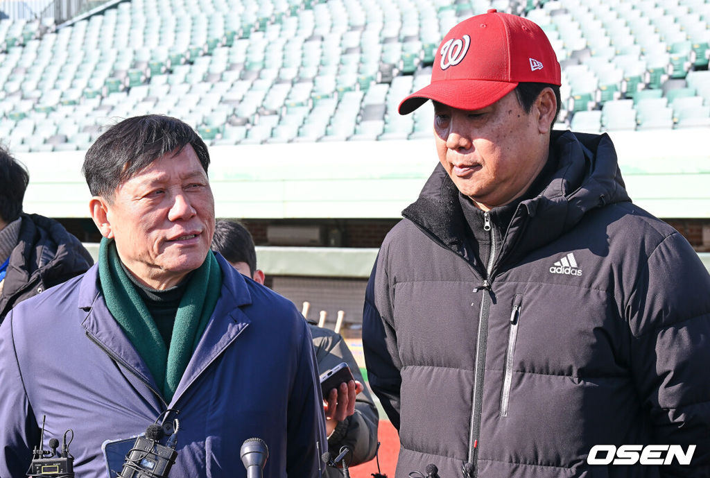 13일 울산 문수야구장에서 울산 웨일즈 트라이아웃이 열렸다. 정원 35명 모집에 무려 230명이 지원한 KBO 퓨처스리그 최초의 시민구단 울산 웨일즈는 13·14일 이틀간의 트라이아웃을 거쳐 15일 합격자를 발표한다.허구연 KBO 총재와 울산 웨일즈 장원진 감독이 얘기를 하고 있다. 2026.01.13 / foto0307@osen.co.kr