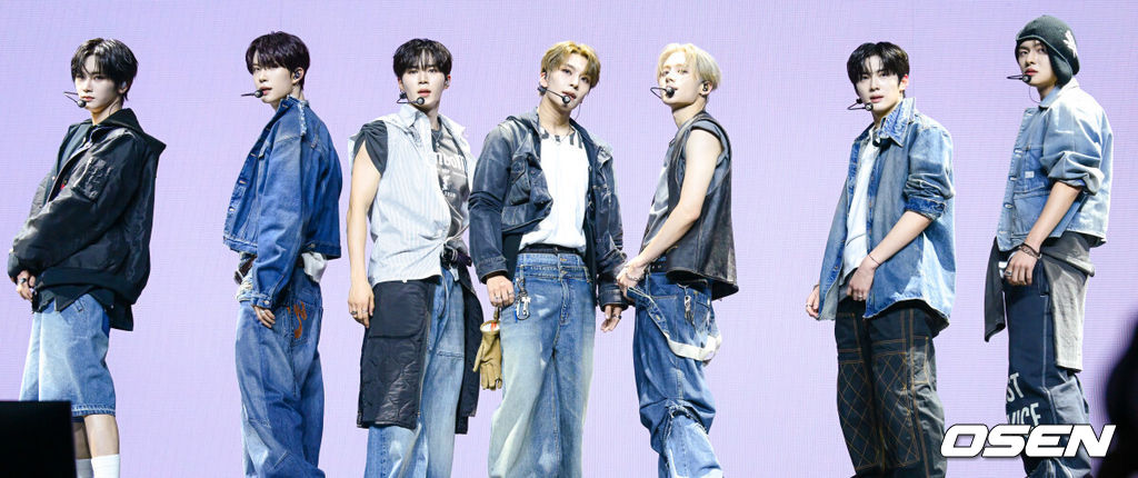 알파드라이브원 미니 1집 ‘EUPHORIA’ 발매 기념 미디어 쇼케이스가 12일 서울 용산구 블루스퀘어에서 열렸다.알파드라이브원의 데뷔 앨범인 미니 1집 ‘EUPHORIA’에는 선공개곡 ‘FORMULA’(포뮬러)와 타이틀곡 ‘FREAK ALARM’(프릭 알람)을 비롯해 ‘Raw Flame’(로우 플레임), ‘Chains’(체인스), ‘Never Been 2 Heaven’(네버 빈 투 헤븐), ‘Cinnamon Shake’(시나몬 셰이크)까지 총 6곡이 수록됐다.알파드라이브원이 무대를 선보이고 있다. 2026.01.12 /cej@osen.co.kr