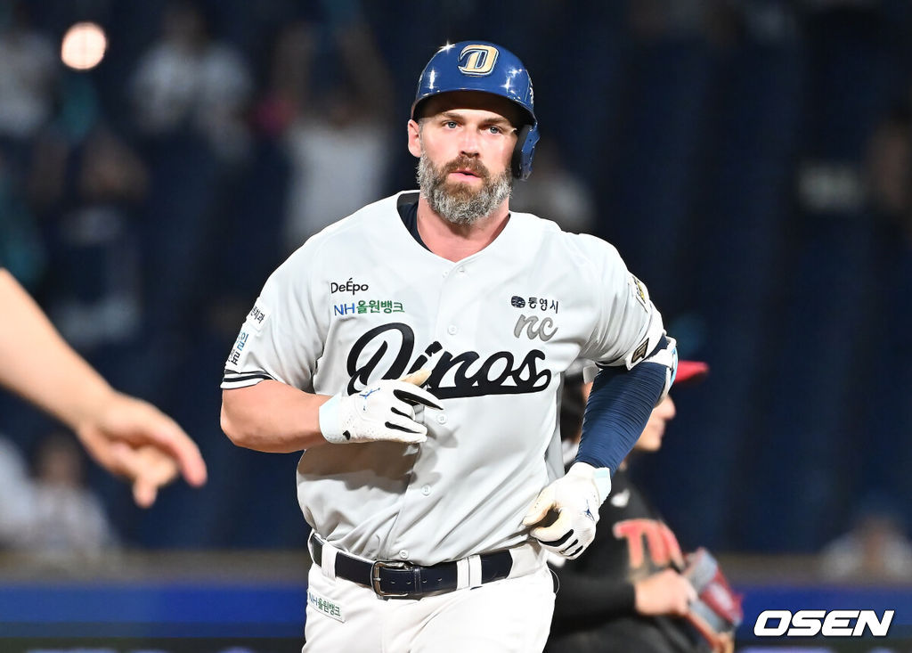 27일 창원NC파크에서 2025 신한 SOL 뱅크 KBO 리그 NC 다이노스와 LG 트윈스의 경기가 열렸다. 홈팀 NC는 신영우가, 방문팀 LG는 치리노스가 선발 출전했다. NC 다이노스 데이비슨이 9회말 좌월 솔로 홈런을 치고 그라운드를 돌고 있다. 2025.08.27 / foto0307@osen.co.kr