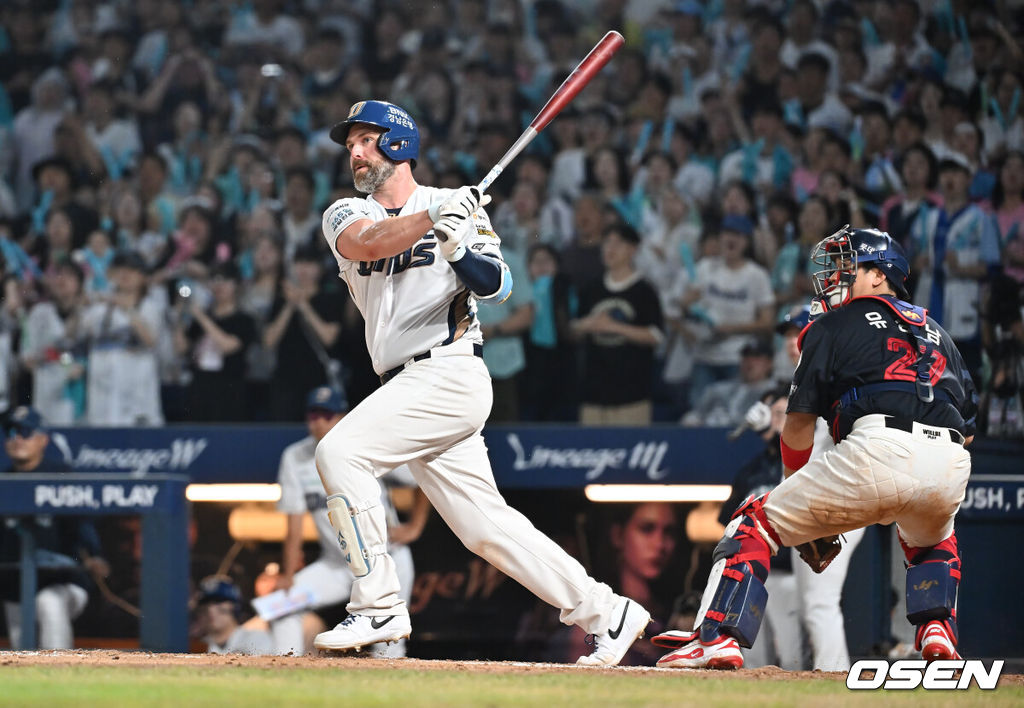 22일 창원NC파크에서 2025 신한 SOL 뱅크 KBO 리그 NC 다이노스와 롯데 자이언츠의 경기가 열렸다. 홈팀 NC는 신민혁이, 방문팀 롯데는 박세웅이 선발 출전했다. NC 다이노스 데이비슨이 7회말 무사 1루 좌익수 왼쪽 1타점 2루타를 치고 있다. 2025.08.22 / foto0307@osen.co.kr