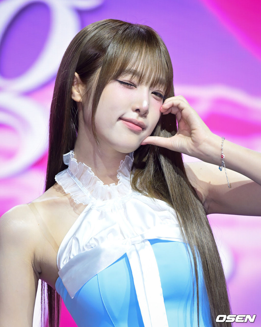 최예나의 네 번째 미니앨범 ‘Blooming Wings(블루밍 윙스)’ 발매 기념 쇼케이스가 29일 오후 서울 용산구 블루스퀘어 SOL트래블홀에서 열렸다.이번 앨범의 타이틀곡 ‘착하다는 말이 제일 싫어’는 화려한 스트링과 악기들이 한여름 불꽃놀이처럼 펼쳐지는 곡이다. 최예나가 작사에 참여했고, 사랑하는 사람에게 그저 착하고 좋은 사람이 되고 싶었던 순수한 마음과 이별 후의 아픔, 사랑하며 겪는 모든 감정을 “착하다는 말이 제일 싫어”라는 한 마디에 함축해 듣는 이에게 여운과 공감을 전한다.최예나가 포즈를 취하고 있다. 2025.07.29 /cej@osen.co.kr