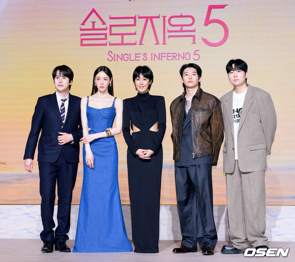 14일 서울 마포구 호텔 나루 서울 엠갤러리에서 넷플릭스 '솔로지옥' 시즌5 제작발표회가 열렸다.'솔로지옥'은 커플이 되어야만 나갈 수 있는 외딴 섬, ‘지옥도’에서 펼쳐질 솔로들의 솔직하고 화끈한 데이팅 리얼리티쇼​로 오는 1월 20일(화) 오직 넷플릭스에서 만날 수 있다.규현, 이다희, 홍진경, 덱스, 한해가 포토타임을 가지고 있다. 2026.01.14 /sunday@osen.co.kr