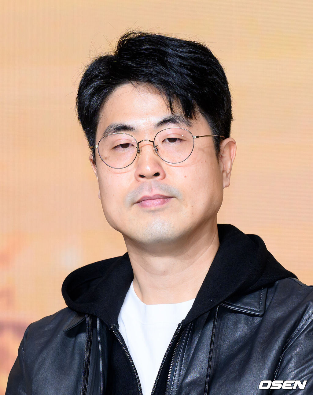 14일 서울 마포구 호텔 나루 서울 엠갤러리에서 넷플릭스 '솔로지옥' 시즌5 제작발표회가 열렸다.'솔로지옥'은 커플이 되어야만 나갈 수 있는 외딴 섬, ‘지옥도’에서 펼쳐질 솔로들의 솔직하고 화끈한 데이팅 리얼리티쇼​로 오는 1월 20일(화) 오직 넷플릭스에서 만날 수 있다.김재원 PD가 취재진의 질문을 듣고 있다. 2026.01.14 /sunday@osen.co.kr