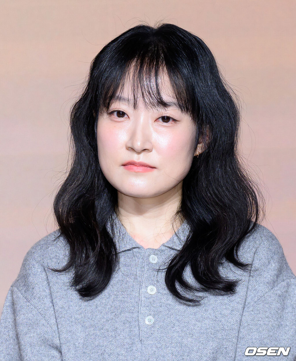 14일 서울 마포구 호텔 나루 서울 엠갤러리에서 넷플릭스 '솔로지옥' 시즌5 제작발표회가 열렸다.'솔로지옥'은 커플이 되어야만 나갈 수 있는 외딴 섬, ‘지옥도’에서 펼쳐질 솔로들의 솔직하고 화끈한 데이팅 리얼리티쇼​로 오는 1월 20일(화) 오직 넷플릭스에서 만날 수 있다.박수지 PD가 취재진의 질문을 듣고 있다. 2026.01.14 /sunday@osen.co.kr