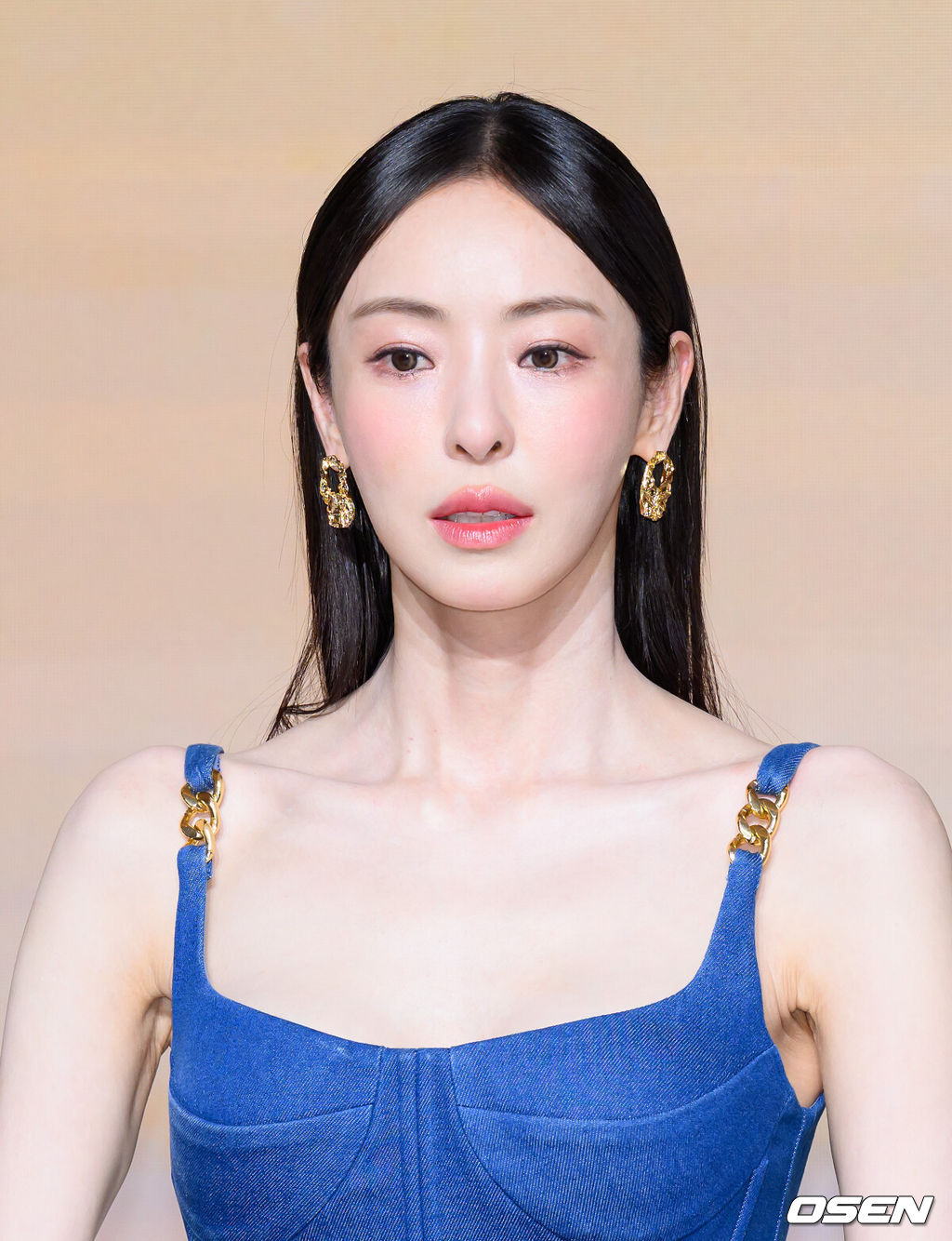 14일 서울 마포구 호텔 나루 서울 엠갤러리에서 넷플릭스 '솔로지옥' 시즌5 제작발표회가 열렸다.'솔로지옥'은 커플이 되어야만 나갈 수 있는 외딴 섬, ‘지옥도’에서 펼쳐질 솔로들의 솔직하고 화끈한 데이팅 리얼리티쇼​로 오는 1월 20일(화) 오직 넷플릭스에서 만날 수 있다.배우 이다희가 취재진의 질문을 듣고 있다. 2026.01.14 /sunday@osen.co.kr