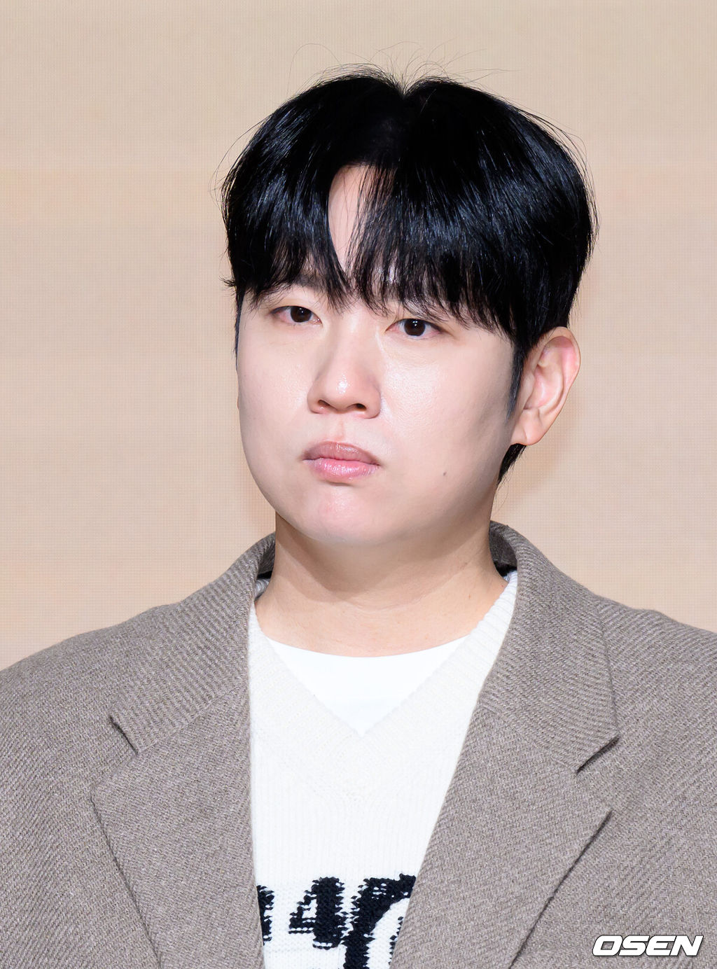 14일 서울 마포구 호텔 나루 서울 엠갤러리에서 넷플릭스 '솔로지옥' 시즌5 제작발표회가 열렸다.'솔로지옥'은 커플이 되어야만 나갈 수 있는 외딴 섬, ‘지옥도’에서 펼쳐질 솔로들의 솔직하고 화끈한 데이팅 리얼리티쇼​로 오는 1월 20일(화) 오직 넷플릭스에서 만날 수 있다.가수 한해가 취재진의 질문을 듣고 있다. 2026.01.14 /sunday@osen.co.kr