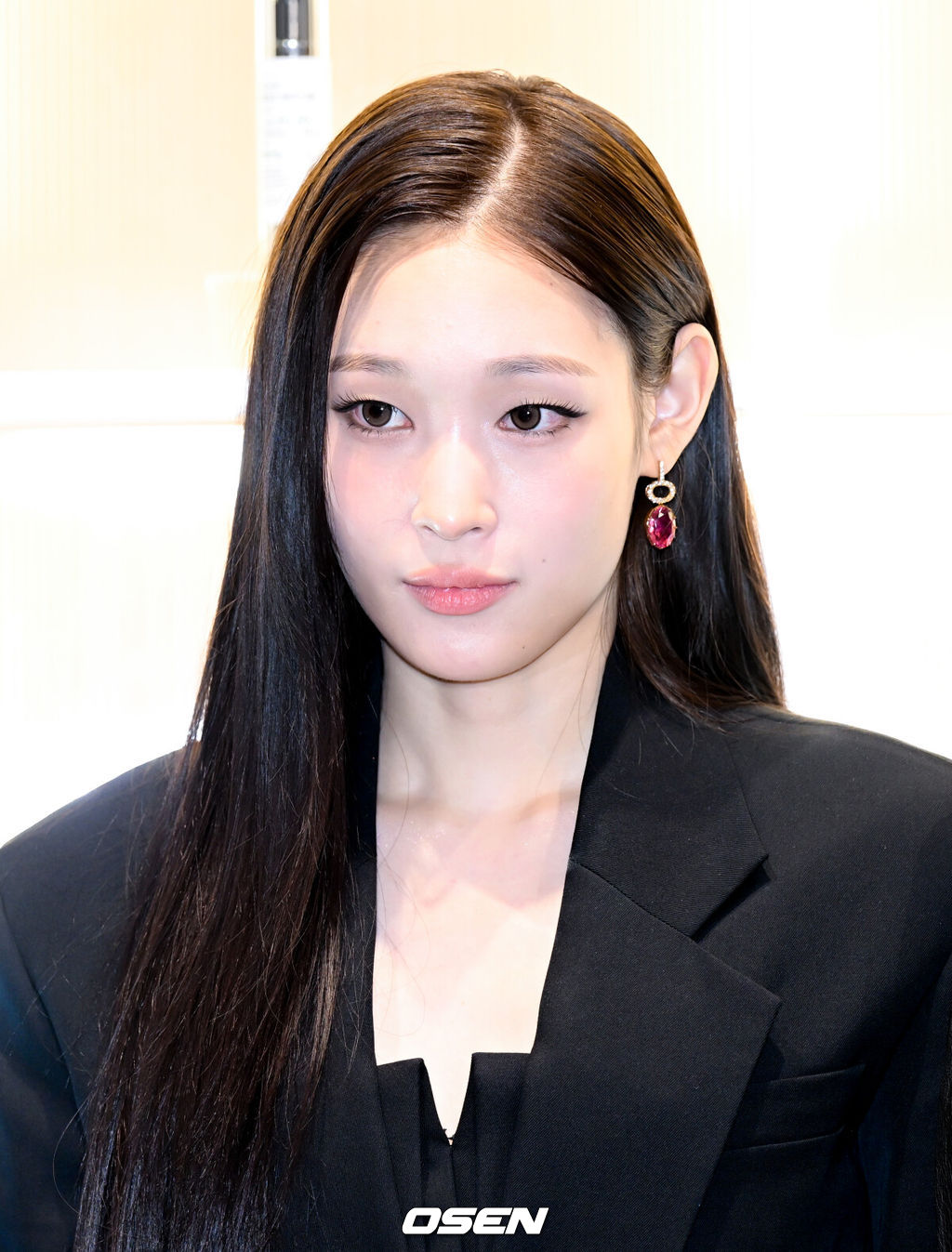 그룹 올데이프로젝트가 16일 서울 성동구에서 진행된 브이티 코스메틱 성수 팝업 오픈 기념 포토월 행사에 참석했다.올데이프로젝트는 지난 8일 첫 미니앨범 '올데이 프로젝트'(ALLDAY PROJECT)를 발표했다.올데이프로젝트 애니가 포즈를 취하고 있다. 2025.12.16 /cej@osen.co.kr