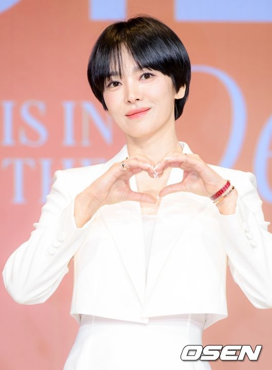 14일 오전 서울 삼성동 웨스틴 서울 파르나스 에서 글로벌 메디컬 에스테틱 브랜드의 아시아퍼시픽 앰배서더 및 캠페인 공개 행사가 열렸다.  송혜교는 최근 넷플릭스 시리즈 '천천히 강렬하게' 촬영을 마쳤다. '천천히 강렬하게'는 야만과 폭력이 판치던 1960~80년대 한국 연예계를 배경으로, 가진 건 없지만 빛나는 성공을 꿈꾸며 온몸을 던졌던 이들의 성장 스토리를 그린 이야기.  배우 송혜교가 포즈를 취하고 있다. 2026.01.14 /cej@osen.co.kr