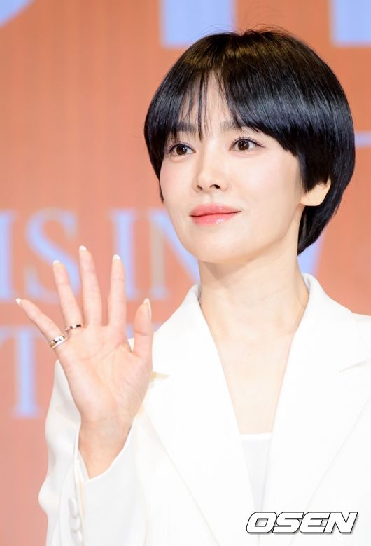 14일 오전 서울 삼성동 웨스틴 서울 파르나스 에서 글로벌 메디컬 에스테틱 브랜드의 아시아퍼시픽 앰배서더 및 캠페인 공개 행사가 열렸다.  송혜교는 최근 넷플릭스 시리즈 '천천히 강렬하게' 촬영을 마쳤다. '천천히 강렬하게'는 야만과 폭력이 판치던 1960~80년대 한국 연예계를 배경으로, 가진 건 없지만 빛나는 성공을 꿈꾸며 온몸을 던졌던 이들의 성장 스토리를 그린 이야기.  배우 송혜교가 포즈를 취하고 있다. 2026.01.14 /cej@osen.co.kr