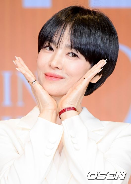 14일 오전 서울 삼성동 웨스틴 서울 파르나스 에서 글로벌 메디컬 에스테틱 브랜드의 아시아퍼시픽 앰배서더 및 캠페인 공개 행사가 열렸다.  송혜교는 최근 넷플릭스 시리즈 '천천히 강렬하게' 촬영을 마쳤다. '천천히 강렬하게'는 야만과 폭력이 판치던 1960~80년대 한국 연예계를 배경으로, 가진 건 없지만 빛나는 성공을 꿈꾸며 온몸을 던졌던 이들의 성장 스토리를 그린 이야기.  배우 송혜교가 포즈를 취하고 있다. 2026.01.14 /cej@osen.co.kr