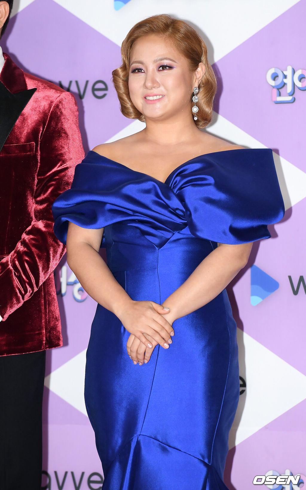 28일 오후 서울 마포구 SBS 프리즘타워에서 ‘2019 SBS 연예대상’ 포토월 행사가 열렸다.올해 SBS 예능은 신규 프로그램이 대거 쏟아지는 상황에서도 높은 화제성과 시청률을 거머쥐며 굳건한 인기를 과시했다. ‘동상이몽2-너는 내 운명’, ‘불타는 청춘’, ‘백종원의 골목식당’, ‘미운우리새끼’ 등 대다수의 프로그램이 꾸준히 동시간대 1위를 차지하며 ‘예능 강자’의 입지를 굳혔다. 아울러 ‘리틀포레스트’, ‘맛남의 광장’ 등의 신규 프로그램 역시 호평을 받으며 안착했다. 그런 가운데 ‘2019 SBS 연예대상’ 대상 트로피는 과연 누구에게 돌아갈지 이목이 쏠리고 있다.개그맨 박나래가 포즈를 취하고 있다. /cej@osen.co.kr