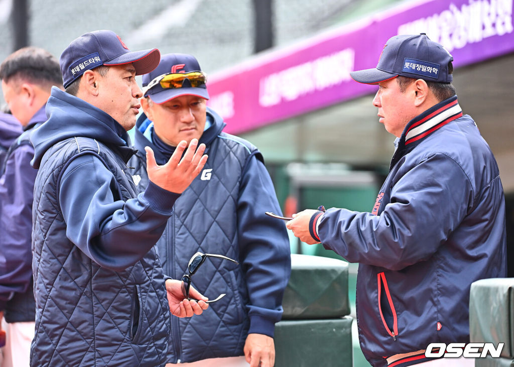 롯데 자이언츠 김태형 감독, 김민재 코치, 조원우 코치 188 2025.03.10 / foto0307@osen.co.kr