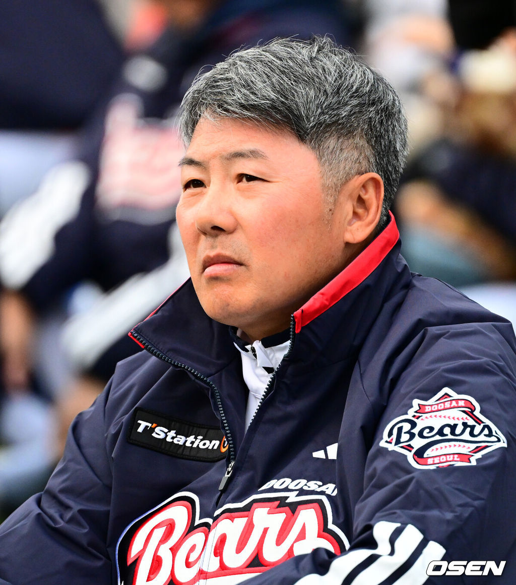 프로야구 두산 베어스가 23일 오후 서울 잠실야구장에서 ‘2025 곰들의 모임’을 개최했다.곰들의 모임은 한 시즌 동안 변함없는 응원을 보내준 최강 10번타자 팬들에게 감사의 마음을 전하기 위해 마련된 팬 페스티벌이다.두산 김원형 감독이 행사를 지켜보고 있다. 2025.11.23 /jpnews@osen.co.kr