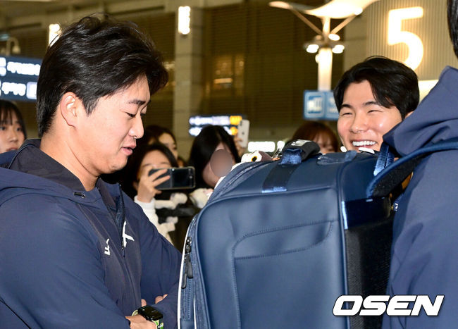 [OSEN=인천공항, 최규한 기자] 류지현 감독이 이끄는 한국 야구대표팀이 오는 3월 열리는 WBC를 준비하기 위해 9일 오전 인천공항을 통해 미국령 사이판으로 출국했다.류지현호는 9일부터 21일까지 사이판에서 1차 전지훈련 담금질에 나선다.대표팀 김혜성과 고우석을 비롯한 선수들이 출국 수속을 밟고 있다. 2026.01.09 / dreamer@osen.co.kr