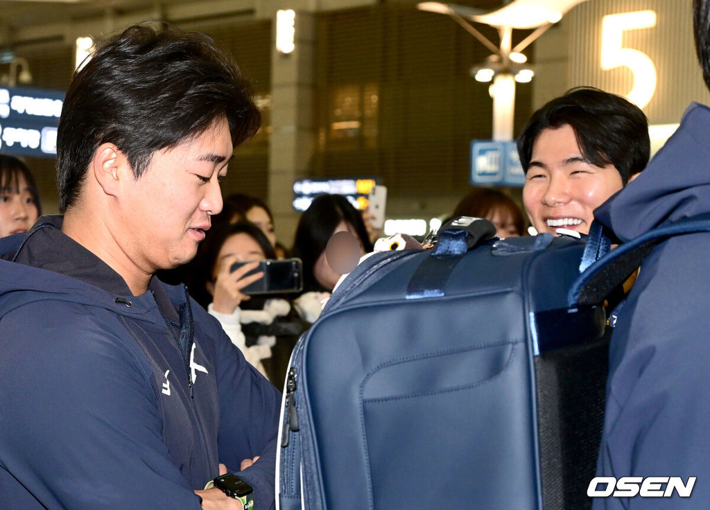 류지현 감독이 이끄는 한국 야구대표팀이 오는 3월 열리는 WBC를 준비하기 위해 9일 오전 인천공항을 통해 미국령 사이판으로 출국했다.류지현호는 9일부터 21일까지 사이판에서 1차 전지훈련 담금질에 나선다.대표팀 김혜성과 고우석을 비롯한 선수들이 출국 수속을 밟고 있다. 2026.01.09 / dreamer@osen.co.kr