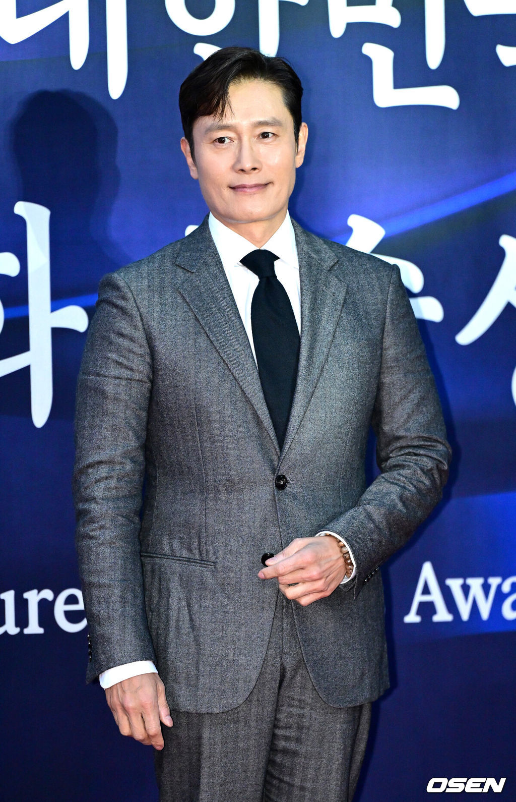 23일 오후 서울 장충동 국립극장 해오름극장에서 '2025 대한민국 대중문화예술상' 레드카펫 행사가 열렸다.올해로 16회를 맞이한 '대중문화예술상'은 대중문화예술인들의 사회적 위상과 창작 의욕을 높이고, 대중문화예술산업 발전에 이바지한 이들의 공을 기리고자 마련된 대중문화예술 분야 최고 권위의 정부 포상이다.배우 이병헌이 레드카펫을 밟고 있다. 2024.10.23 / dreamer@osen.co.kr