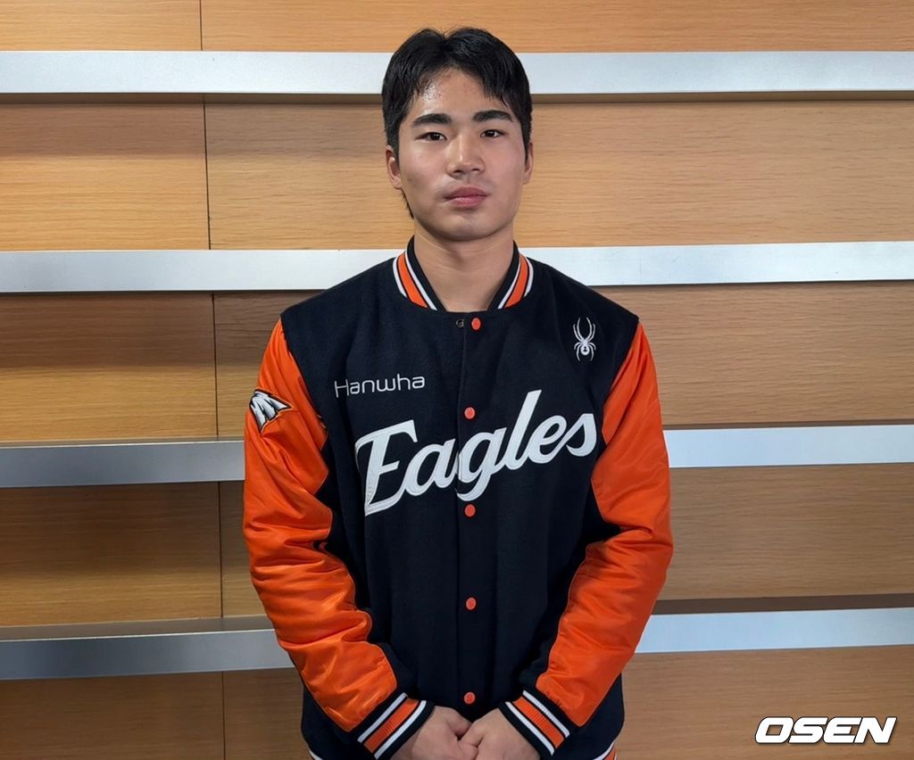 14일 오후 대전컨벤션센터에서 2026 KBO 신인 오리엔테이션이 열렸다. 한화 이글스 1라운드 전체 3순위 신인 외야수 오재원이 인터뷰 후 포즈를 취하고 있다. 대전, 조은혜 기자