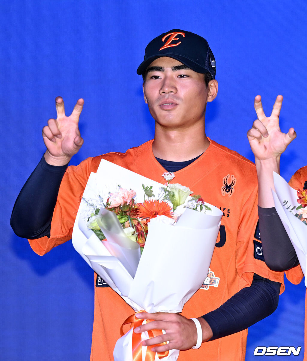 17일 오후 7일 오후 서울 롯데호텔 월드에서 ‘2026 KBO 신인 드래프트’가 열렸다.이번 드래프트는 전면 드래프트 방식으로 총 11라운드에 걸쳐 진행된다. 대상자는 총 1천261명으로, 고등학교 졸업 예정자 930명, 대학교 졸업 예정자 216명, 얼리 드래프트 신청자 51명, 해외 아마추어·프로 출신 선수 19명이다. 이 중 최대 110명이 KBO 10개 구단의 부름을 받게 된다.한화에 지명된 오재원이 기념촬영을 가지고 있다. 2025.09.17 /sunday@osen.co.kr
