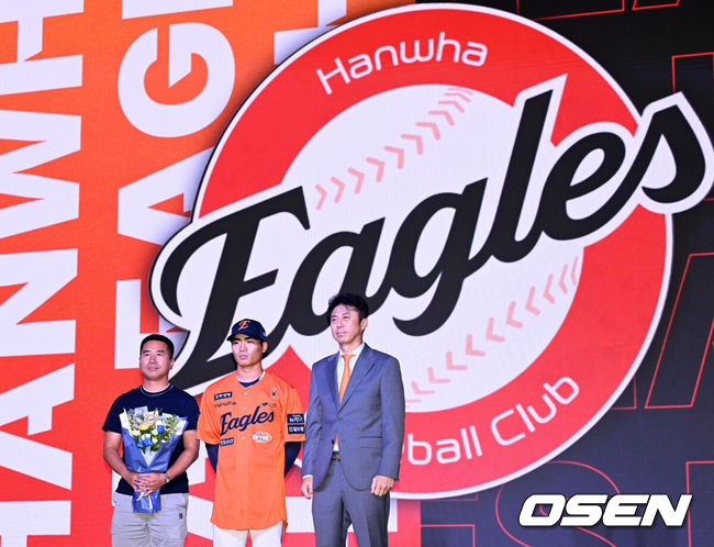 [OSEN=이대선 기자] 17일 오후 7일 오후 서울 롯데호텔 월드에서 ‘2026 KBO 신인 드래프트’가 열렸다.이번 드래프트는 전면 드래프트 방식으로 총 11라운드에 걸쳐 진행된다. 대상자는 총 1천261명으로, 고등학교 졸업 예정자 930명, 대학교 졸업 예정자 216명, 얼리 드래프트 신청자 51명, 해외 아마추어·프로 출신 선수 19명이다. 이 중 최대 110명이 KBO 10개 구단의 부름을 받게 된다.한화에 지명된 유신고 오재원이 기념촬영을 하고 있다. 2025.09.17 /sunday@osen.co.kr