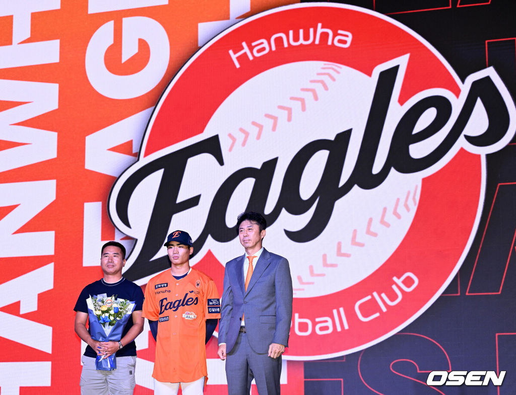 17일 오후 7일 오후 서울 롯데호텔 월드에서 ‘2026 KBO 신인 드래프트’가 열렸다.이번 드래프트는 전면 드래프트 방식으로 총 11라운드에 걸쳐 진행된다. 대상자는 총 1천261명으로, 고등학교 졸업 예정자 930명, 대학교 졸업 예정자 216명, 얼리 드래프트 신청자 51명, 해외 아마추어·프로 출신 선수 19명이다. 이 중 최대 110명이 KBO 10개 구단의 부름을 받게 된다.한화에 지명된 유신고 오재원이 기념촬영을 하고 있다. 2025.09.17 /sunday@osen.co.kr