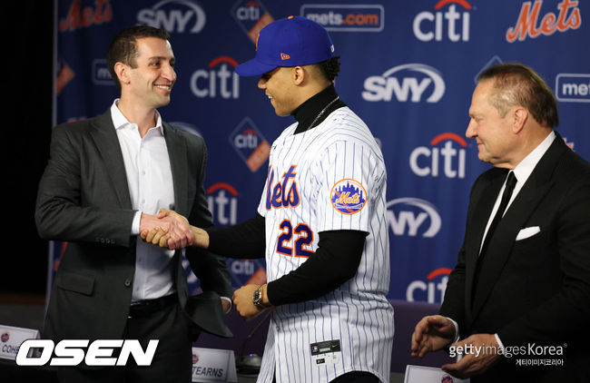 [사진] 뉴욕 메츠 데이비드 스턴스 야구운영사장(왼쪽)이 후안 소토와 악수를 나누고 있다. ⓒGettyimages(무단전재 및 재배포 금지)