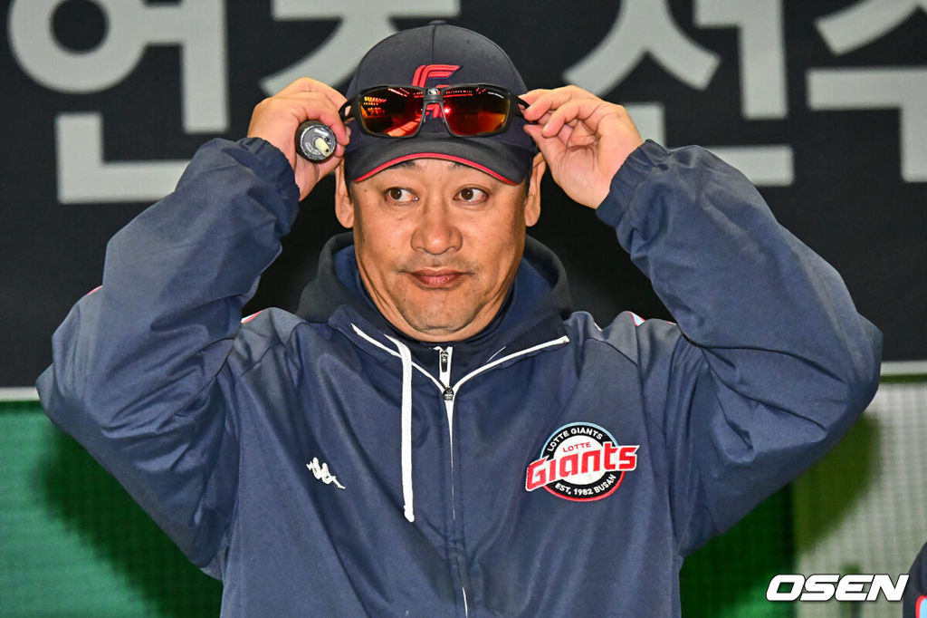 25일 김해 상동구장에서 2023년을 마무리하는 롯데 자이언츠 납회식이 열렸다.롯데 자이언츠 김민재 코치가 납회식에서 인사를 하고 있다. 2023.11.25 / foto0307@osen.co.kr