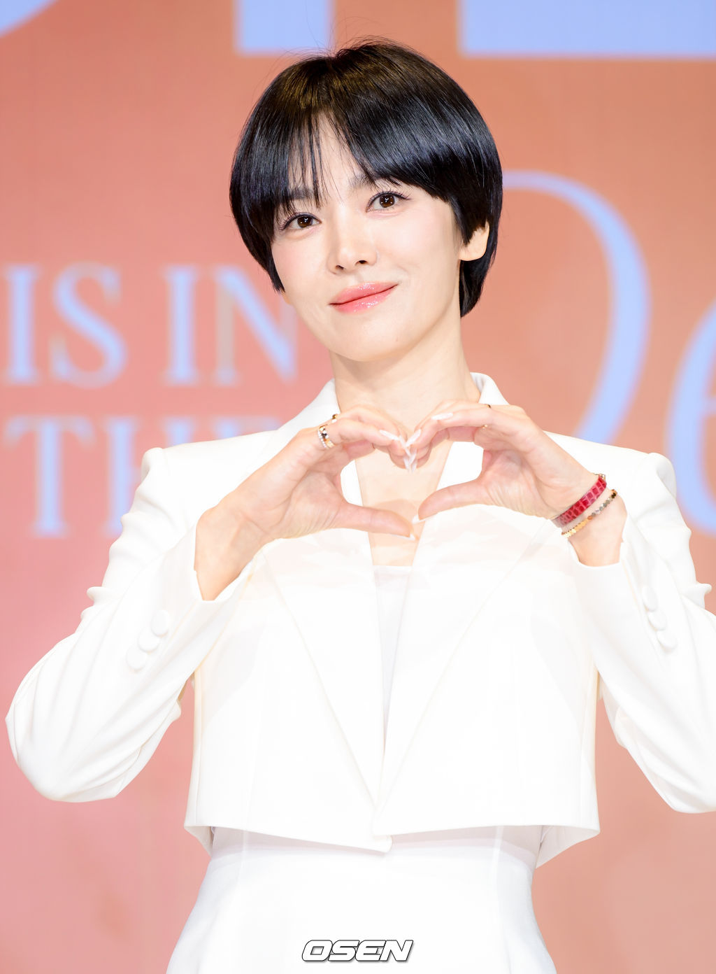 14일 오전 서울 삼성동 웨스틴 서울 파르나스 에서 글로벌 메디컬 에스테틱 브랜드의 아시아퍼시픽 앰배서더 및 캠페인 공개 행사가 열렸다.송혜교는 최근 넷플릭스 시리즈 '천천히 강렬하게' 촬영을 마쳤다. '천천히 강렬하게'는 야만과 폭력이 판치던 1960~80년대 한국 연예계를 배경으로, 가진 건 없지만 빛나는 성공을 꿈꾸며 온몸을 던졌던 이들의 성장 스토리를 그린 이야기.배우 송혜교가 포즈를 취하고 있다. 2026.01.14 /cej@osen.co.kr