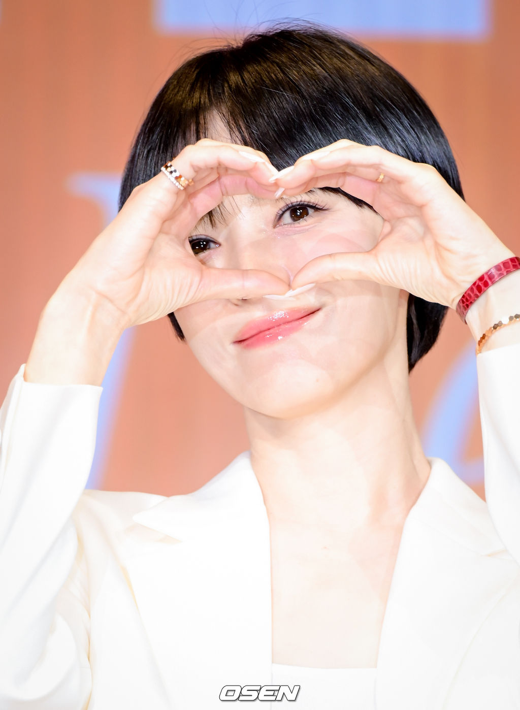 14일 오전 서울 삼성동 웨스틴 서울 파르나스 에서 글로벌 메디컬 에스테틱 브랜드의 아시아퍼시픽 앰배서더 및 캠페인 공개 행사가 열렸다.송혜교는 최근 넷플릭스 시리즈 '천천히 강렬하게' 촬영을 마쳤다. '천천히 강렬하게'는 야만과 폭력이 판치던 1960~80년대 한국 연예계를 배경으로, 가진 건 없지만 빛나는 성공을 꿈꾸며 온몸을 던졌던 이들의 성장 스토리를 그린 이야기.배우 송혜교가 포즈를 취하고 있다. 2026.01.14 /cej@osen.co.kr