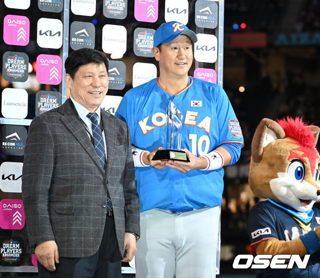 [OSEN=손용호 기자] 30일 일본 에스콘필드 홋카이도에서 ‘한일 드림 플레이어즈 게임’이 열려 한국이 이대호의 홈런을 앞세워 7-1로 승리했다.이 게임은 한국과 일본 프로야구를 대표했던 스타들이 총  출동해 양국의 우정을 이어간다.허구연 총재가 MVP에 선정된 이대호와 기념사진을 찍고 있다./spjj@osen.co.kr