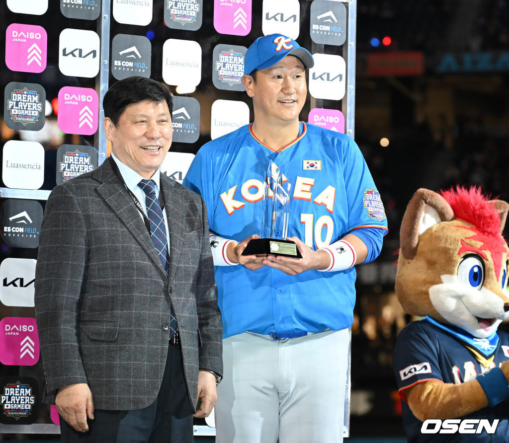 30일 일본 에스콘필드 홋카이도에서 ‘한일 드림 플레이어즈 게임’이 열려 한국이 이대호의 홈런을 앞세워 7-1로 승리했다.이 게임은 한국과 일본 프로야구를 대표했던 스타들이 총 출동해 양국의 우정을 이어간다.허구연 총재가 MVP에 선정된 이대호와 기념사진을 찍고 있다./spjj@osen.co.kr