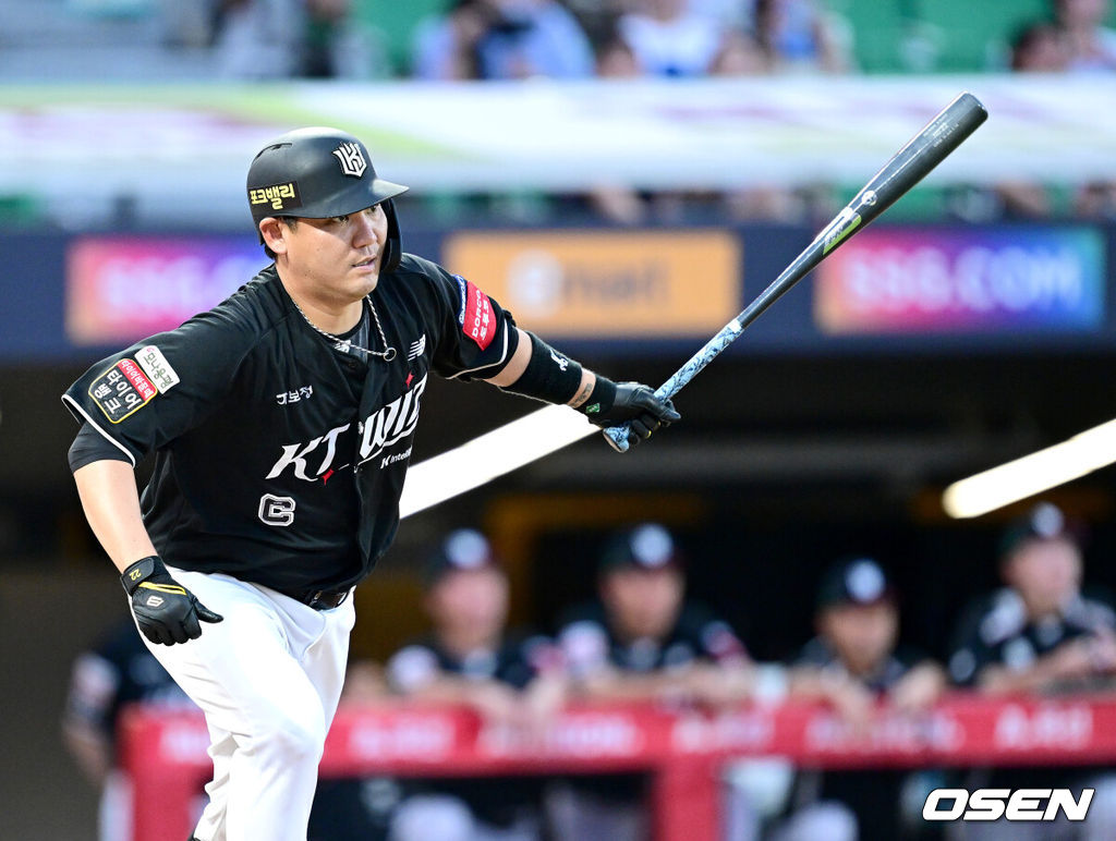 10일 인천 SSG랜더스필드에서 ‘2025 신한 SOL Bank KBO리그’ SSG 랜더스와 KT 위즈의 경기가 열렸다.홈팀 SSG는 드류 앤더슨, 방문팀 KT는 고영표를 선발로 내세웠다.5회초 무사 1루 상황 KT 장성우가 안타를 날리고 있다. 2025.07.10 / dreamer@osen.co.kr