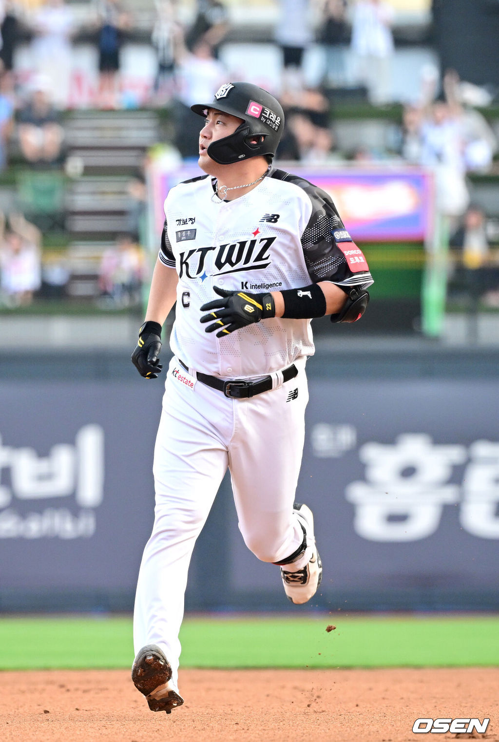 26일 수원 KT위즈파크에서 ‘2025 신한 SOL Bank KBO리그’ KT 위즈와 LG 트윈스의 경기가 열렸다.홈팀 KT는 소형준, 방문팀 LG는 임찬규를 선발로 내세운다.4회말 1사 1루 상황 KT 장성우가 선제 좌월 투런포를 날리고 그라운드를 돌고 있다. 2025.06.26 / dreamer@osen.co.kr