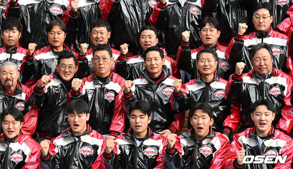 6일 오후 서울 잠실야구장에서 LG 트윈스 2026년 선수단 신년인사회가 열렸다.LG 트윈스는 염경엽 감독이 이끄는 1군 코치진은 김정준 수석코치, 김용일 수석트레이너, 모창민-김재율 타격코치, 김광삼-장진용 투수코치, 김일경 수비코치, 정수성 작전코치, 송지만 주루 및 외야수비코치 등 기존 인원이 대부분 유임됐으며 2026시즌 2연패 도전을 함께할 코칭스태프 구성을 완료했다.LG 염경엽 감독, 김인석 대표이사를 비롯한 선수단이 기념촬영을 하고 있다. 2026.01.06 /sunday@osen.co.kr